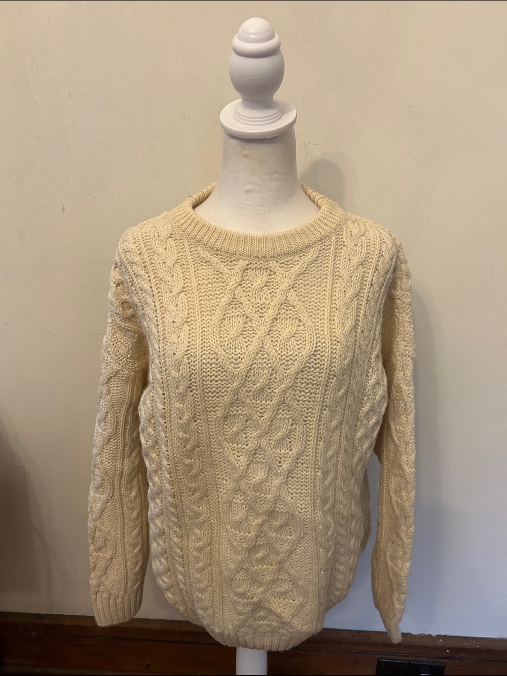 Highland Home Industries Classic cream Cable Knit Crewneck Sweater Size M EUC